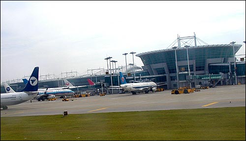 수많은 국제선 항공기들이 드나드는 인천공항 청사. 